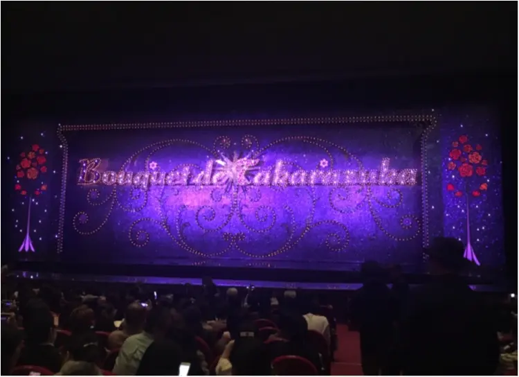 【クリスマスまであと3日!】クリスマスツリーでカウントダウン☆ 赤い絨毯に映えるブルーツリー@東京宝塚劇場_3