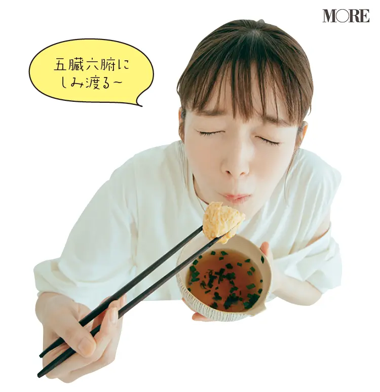 佐藤栞里が兵庫県のおすすめお取り寄せグルメ「本家きむらや」の明石玉子焼きを食べている様子