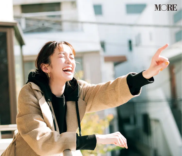 バービーさんとベランダでおしゃべりしている佐藤栞里