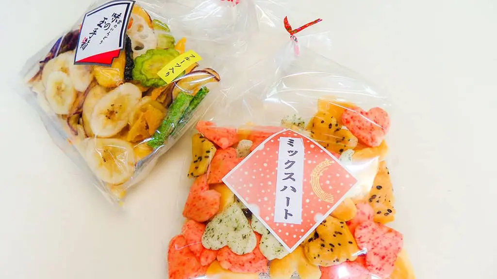可愛いハートあられや、面白いフルーツ菓子の写真