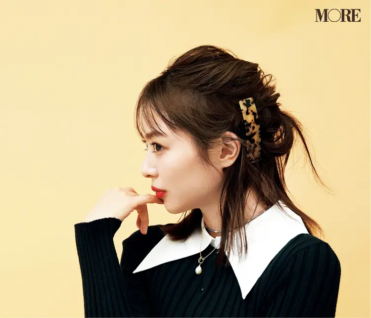 べっ甲風ヘアアクセをつけた内田理央