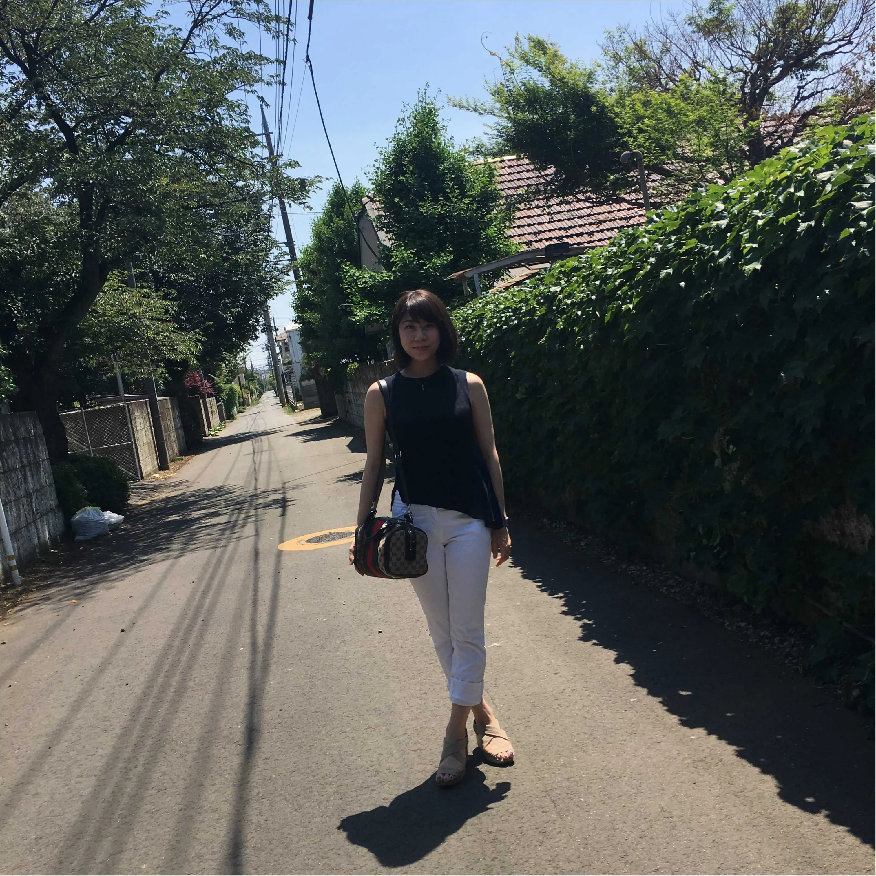 【休日コーデ】白パンツ×紺色トップス_3
