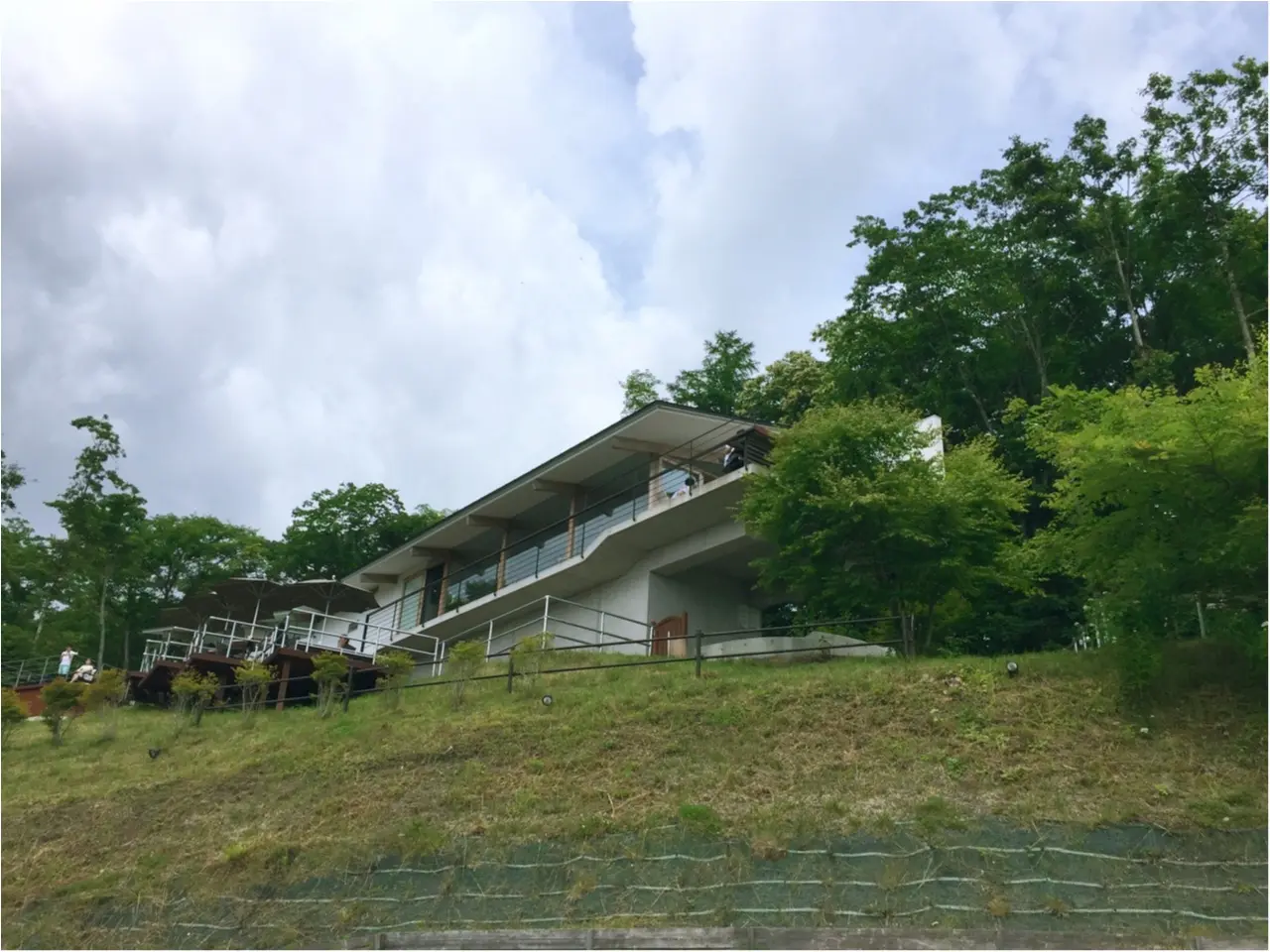 軽井沢の景色を一望するなら!まるで山の中に浮かぶような『天空カフェ・アウラ』へ!!_2