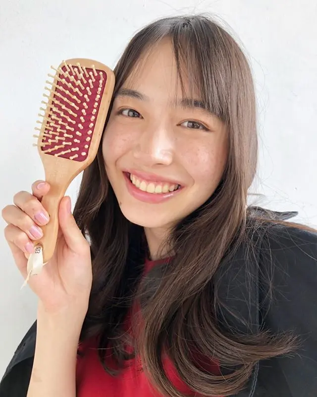 【井桁弘恵の撮影オフショット】いげちゃんも気に入ってくれた、MORE8月号付録の『uka』美髪パドルブラシ♡_1