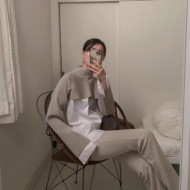 ショートニットを使ったレイヤードコーディネート。パンツはユニクロ