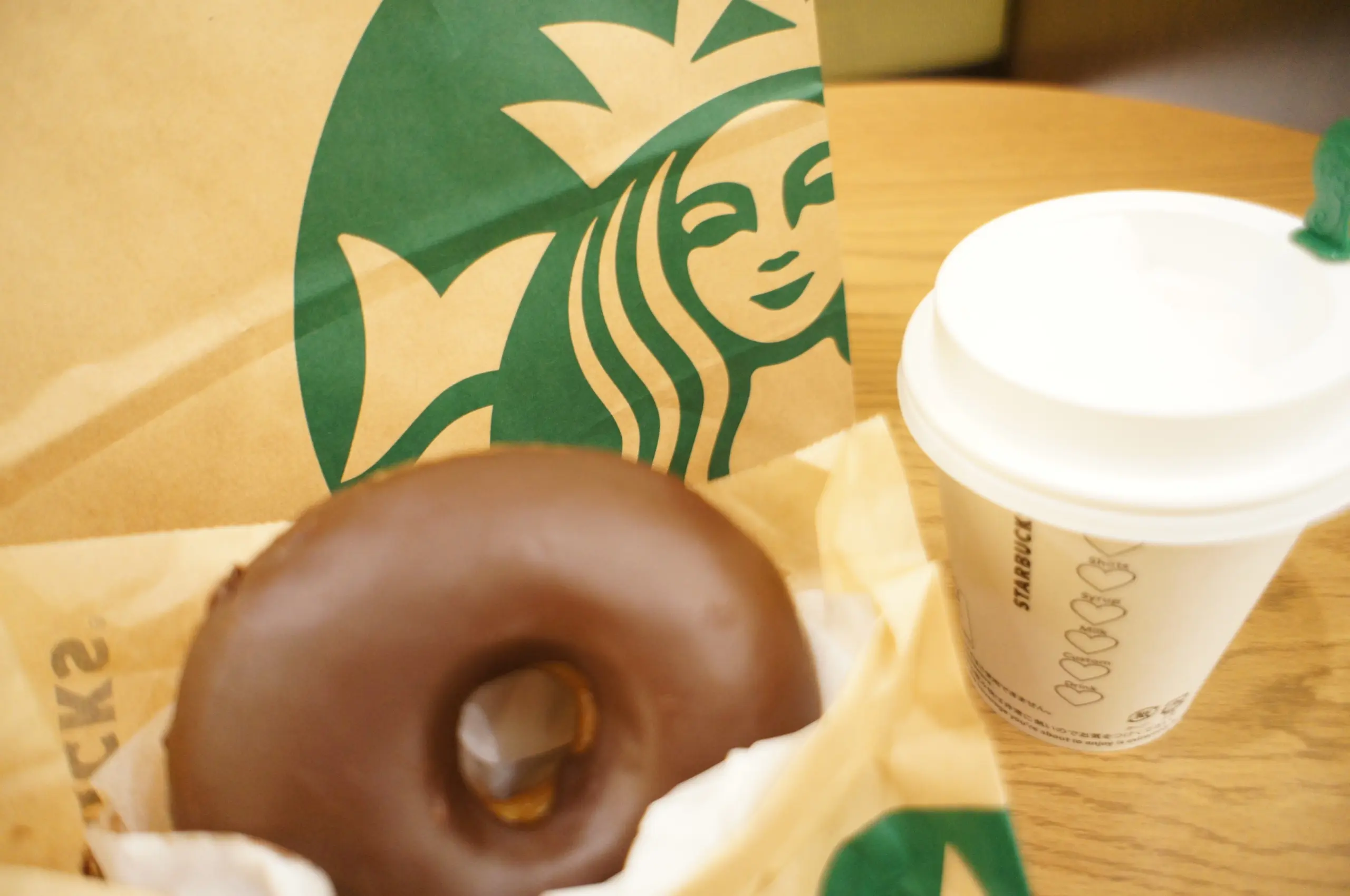 《フードもバレンタイン仕様に❤️》【スタバ】新作チョコレートクリームドーナツが美味☻♡_1