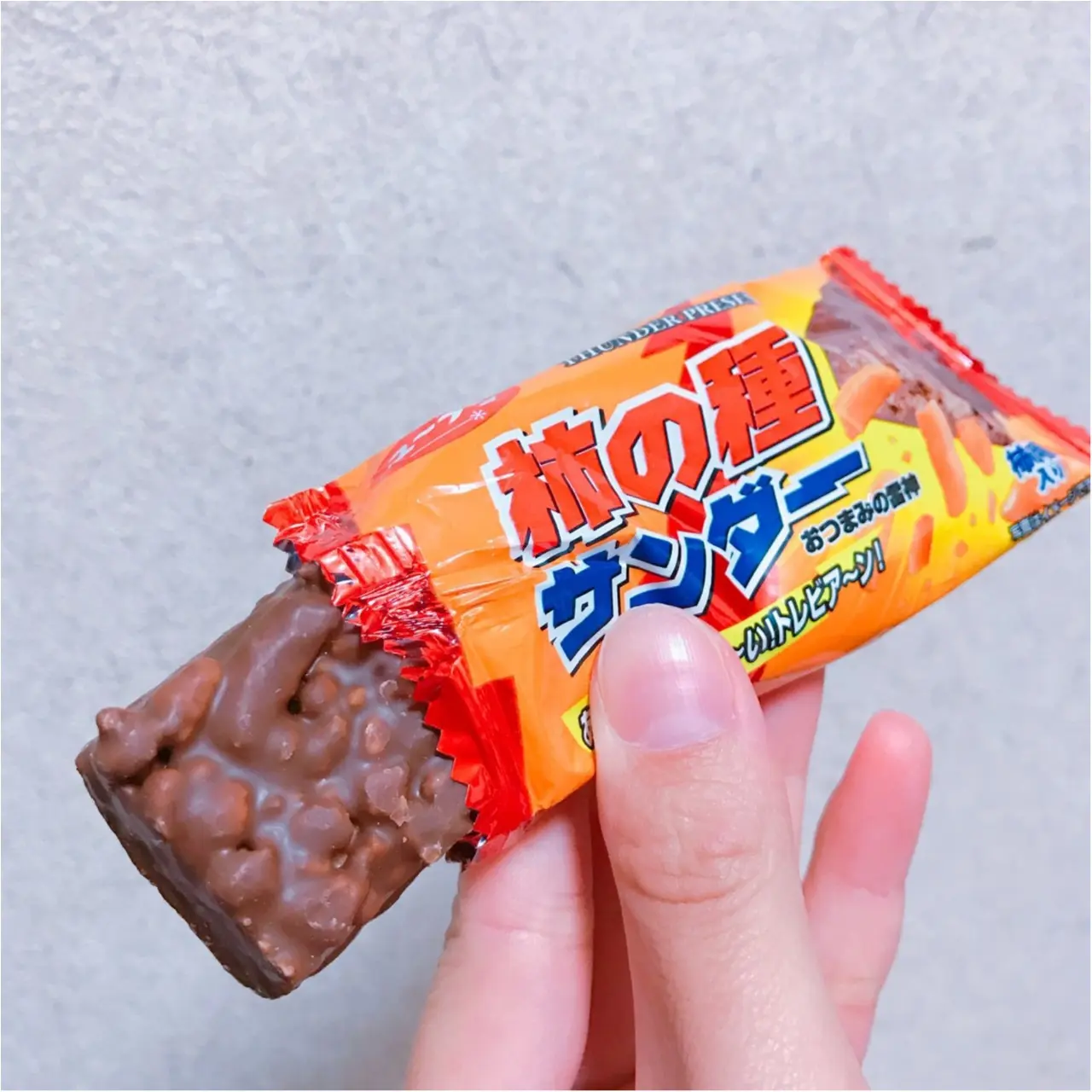 昨年大好評だったコラボが復活‼︎ブラックサンダー×柿の種がクセになるお味♡_2