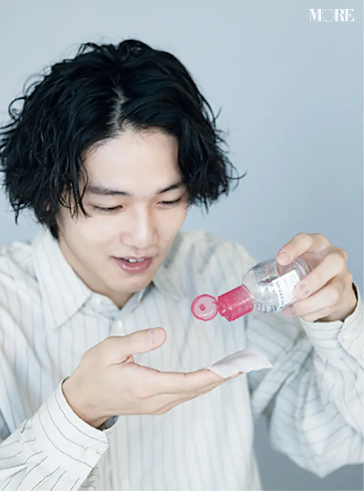 スキンケアをする中川大輔さん