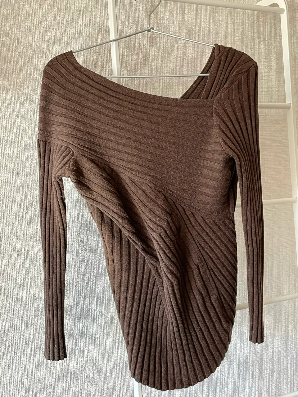 【春服】軽やかに春を迎えるためのワードローブ〜《kei shirahata》のバックオープンニットトップス_2
