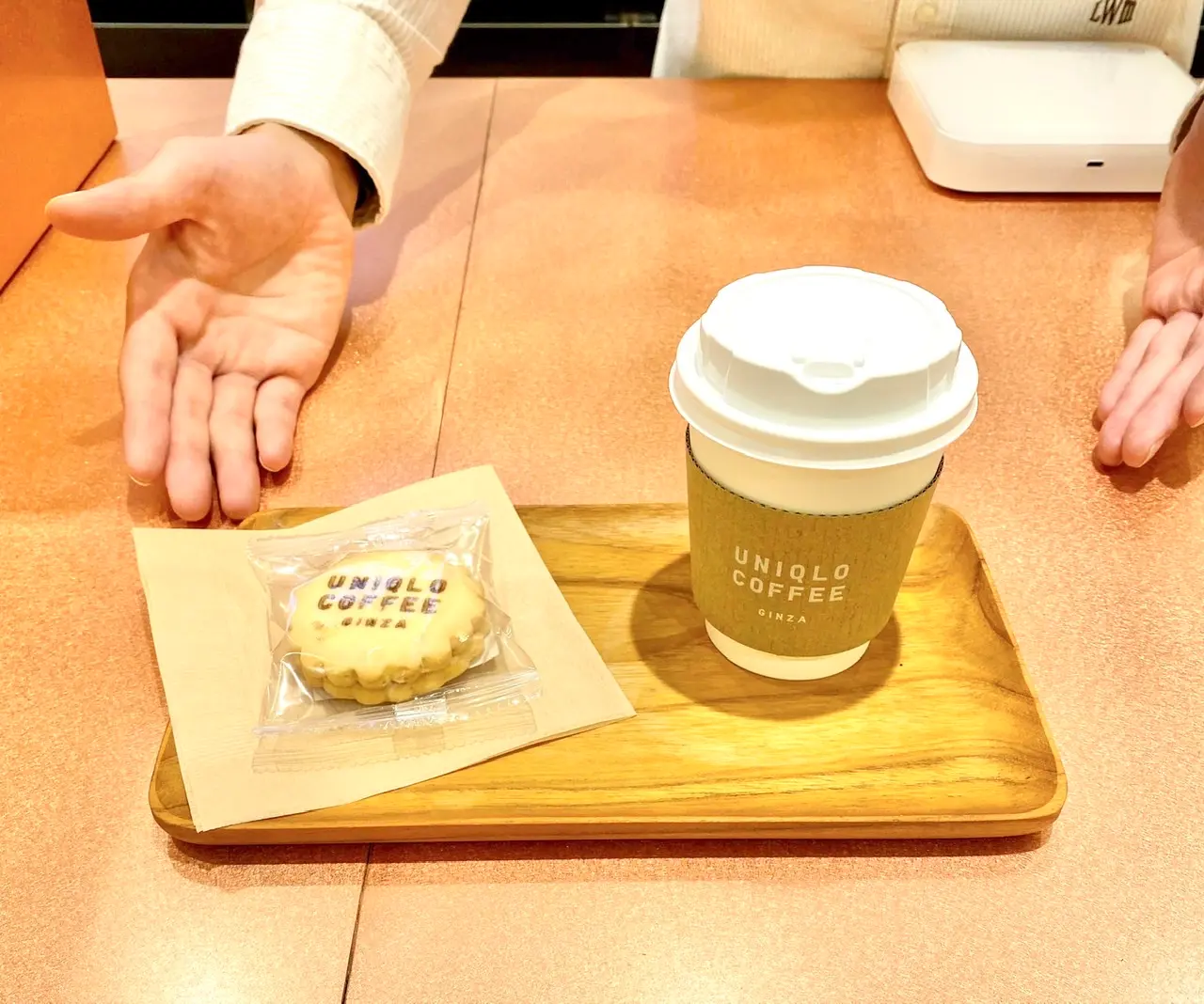 ユニクロ 銀座店12階のUNIQLO COFFEEのコーヒーとバタークッキー