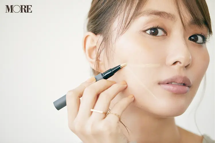佐藤栞里&内田理央も目からウロコのメイク講座。「リップの濃淡2色塗り」や「黄色いコンシーラー」など、大人のキレイを高めるテク4選_3
