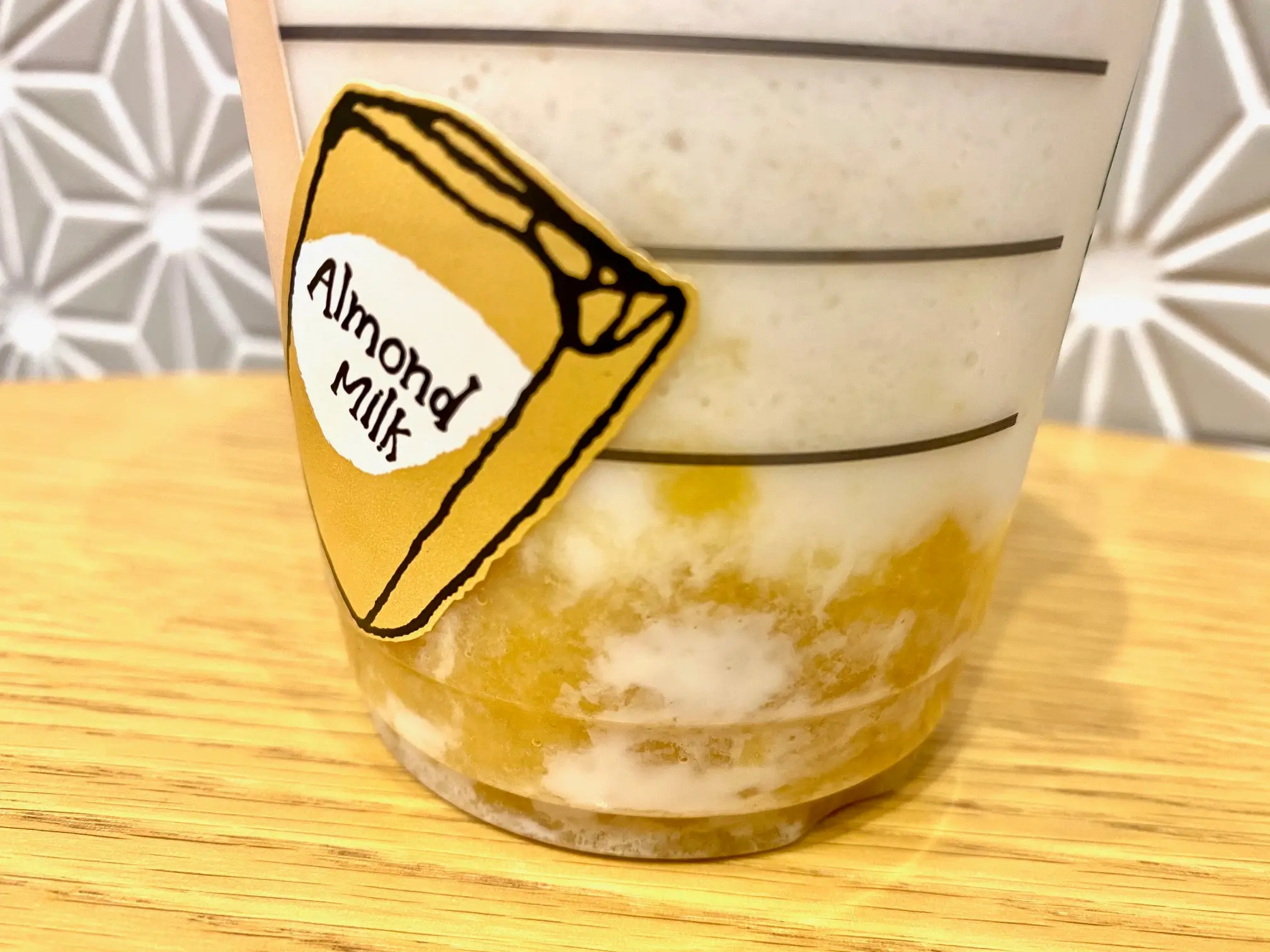 【スタバ 新作レポ】「バナナンアーモンドミルク フラペチーノ」のカップ下部、バナナ果肉をアップで撮影