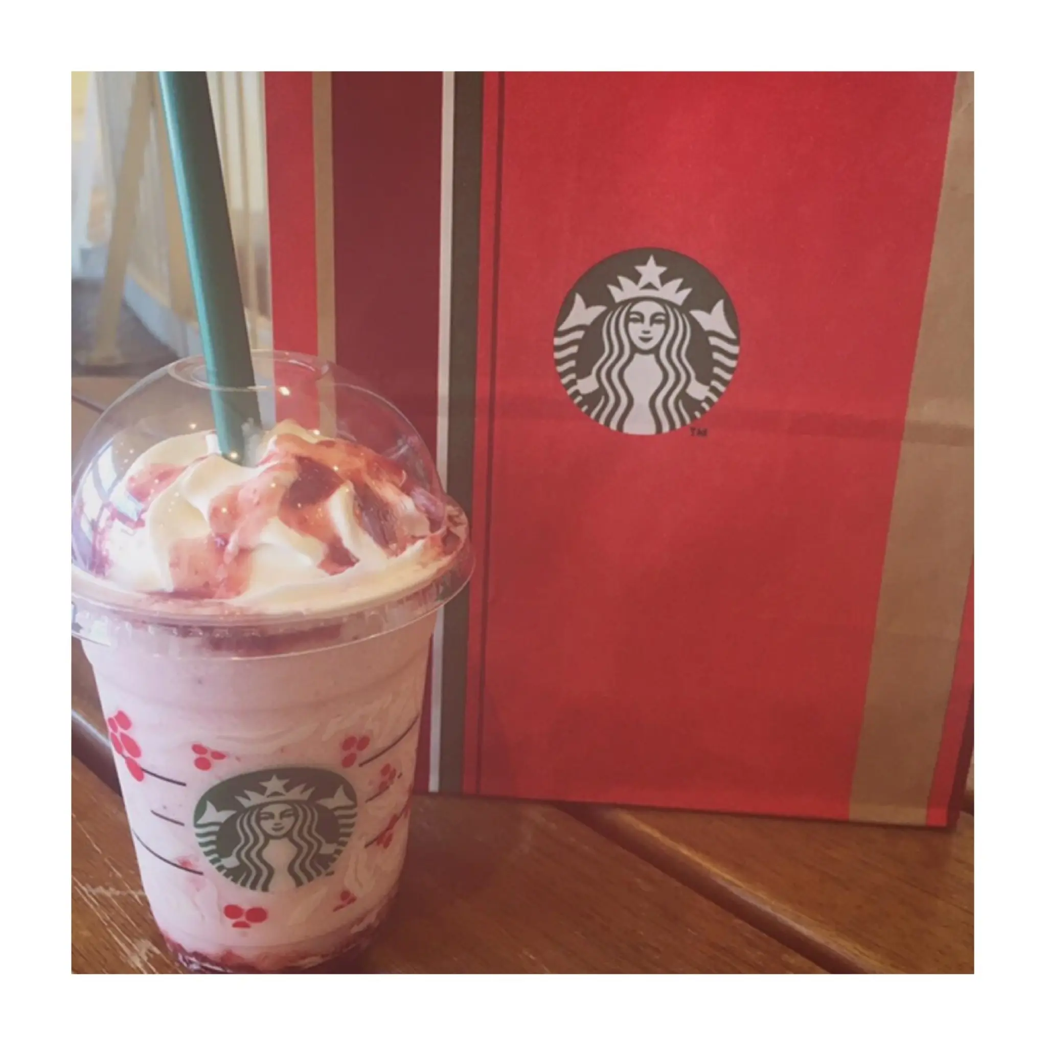 《本日11/1から!》ホリデーシーズン❤️【スタバ】新作クリスマスストロベリーケーキフラペチーノを飲んできました☻_4