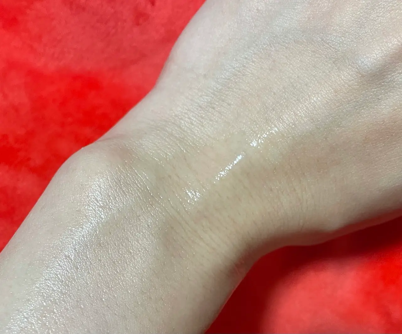 CHANELの化粧水をスプレーした手元