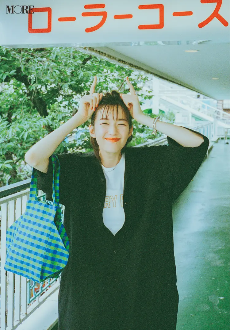 黒のジャンプスーツを着た佐藤栞里