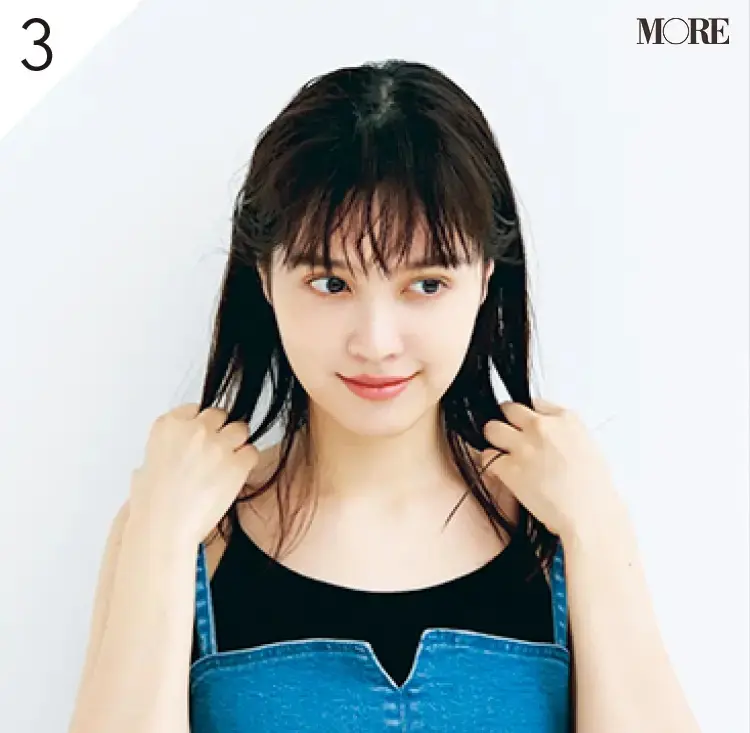 ヘアスプレーをかけて耳下の髪にヘアオイルをなじませる