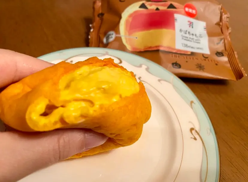 【コンビニスイーツ】セブンの新作!つまんでも破れないもっちもちの生地ととろけるパンプキンクリーム。_5