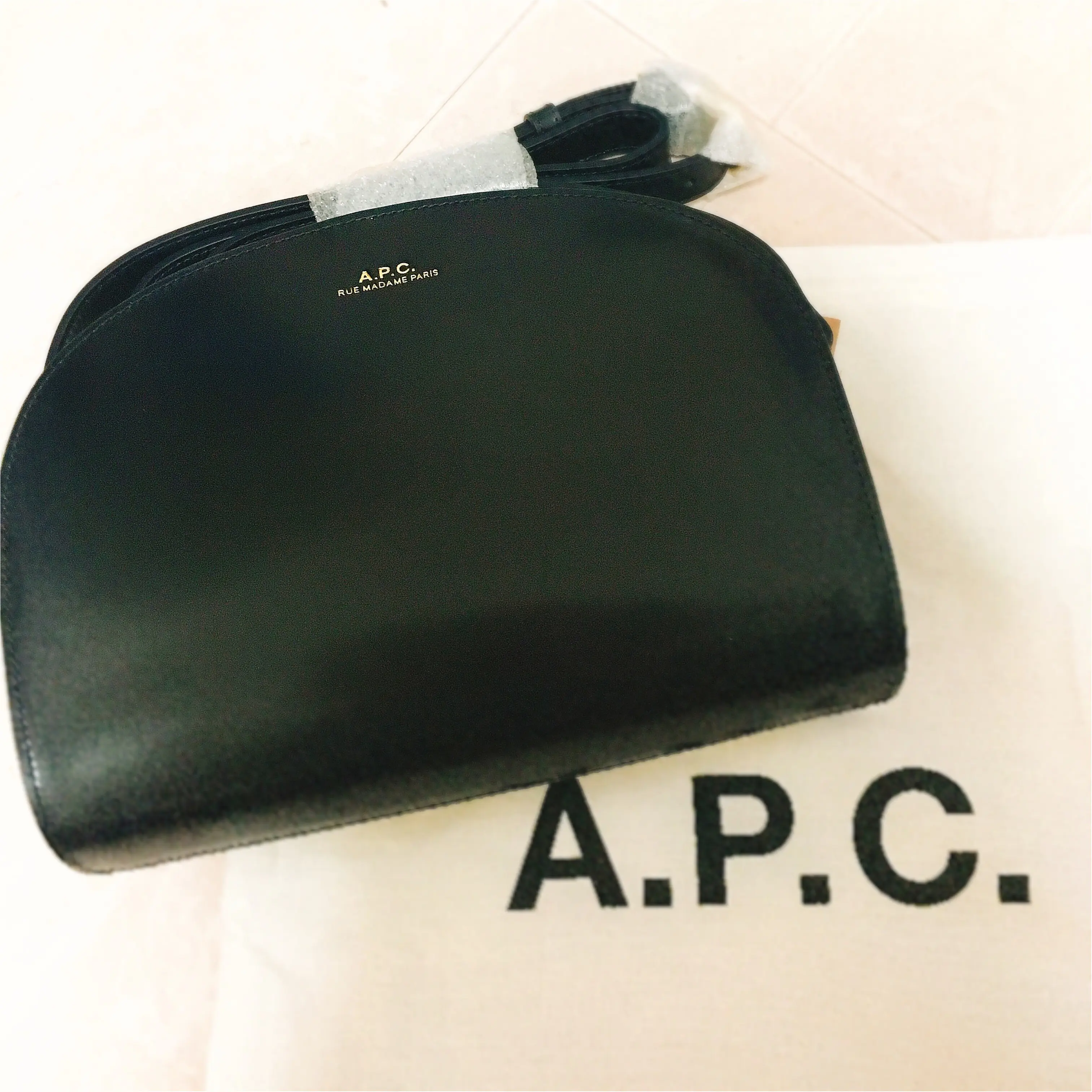 《30歳までに買い揃えたい世界の名品》いい女の必須アイテム!憧れのA.P.C.の"ハーフムーン"♡ _1