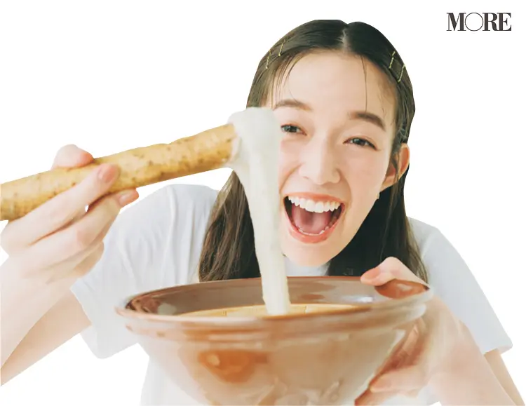 佐藤栞里が静岡県のおすすめお取り寄せグルメ「丁子屋」の自然薯・みそセットの自然薯をすっている様子