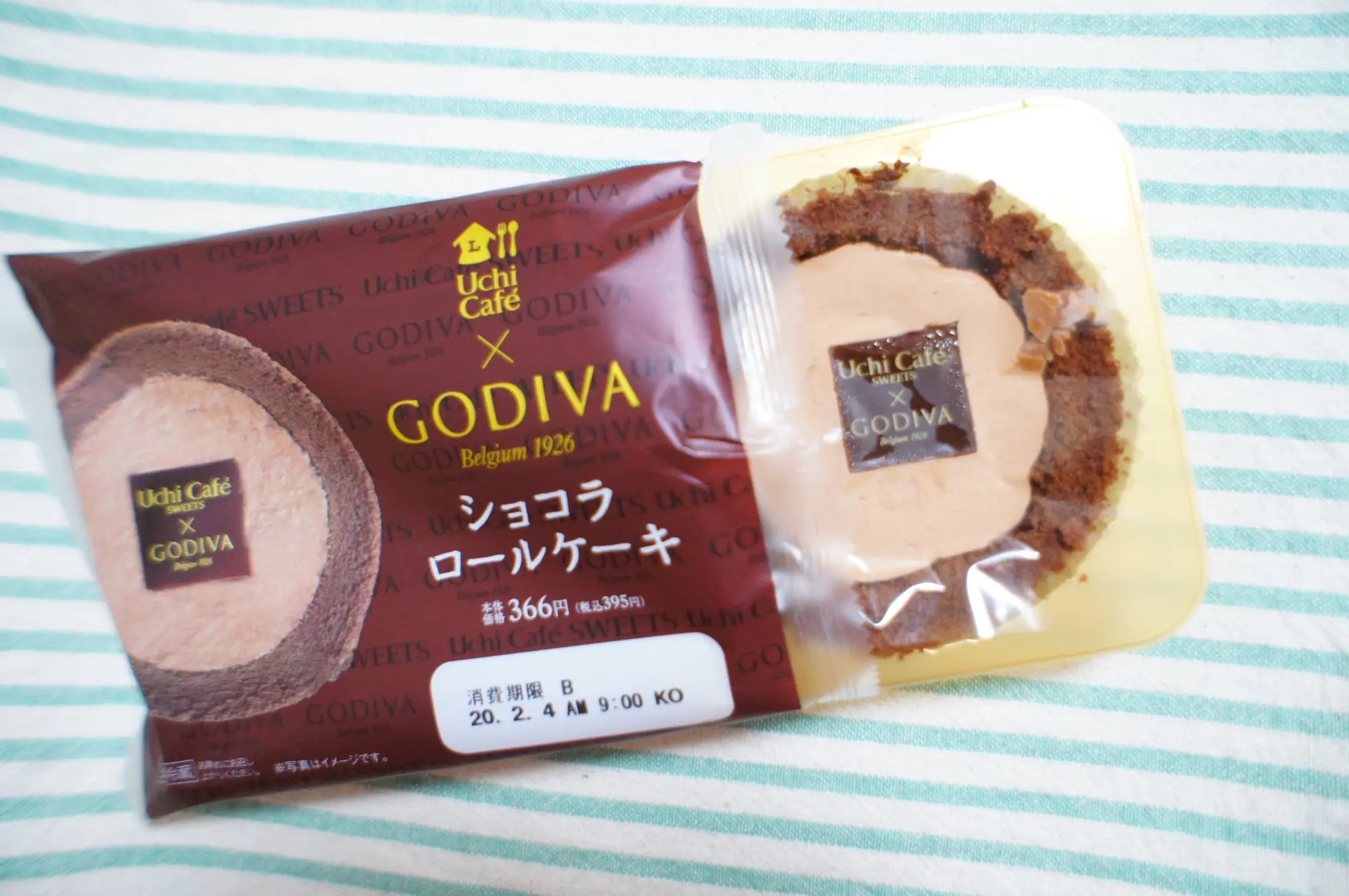 《発売2週間で250万個販売❤️》の大人気コラボ品が復活!【Uchi Café×GODIVA ショコラロールケーキ】が絶品☻_2