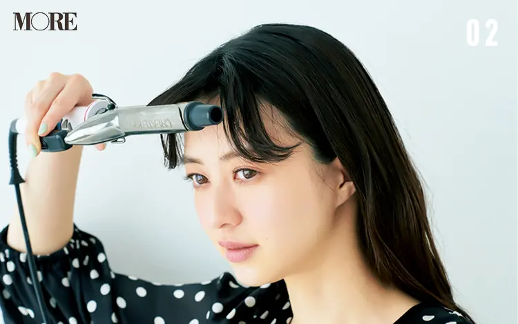 梅雨どきの前髪のうねりを生かして、上品でこなれた雰囲気に。ヘアアレンジ「ゆるカールバング」でおしゃれ度をアップ♡_4
