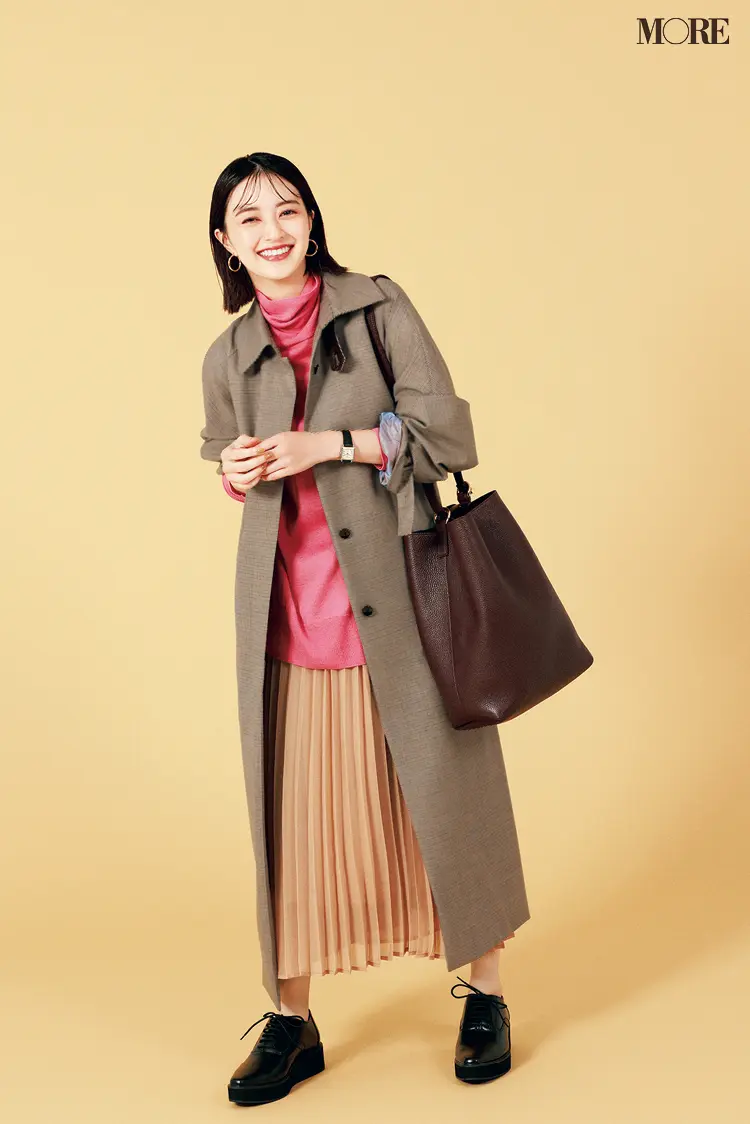 レザートートバッグを持った逢沢りな