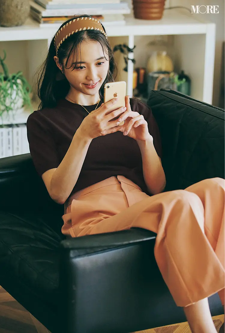 GUのブラウンの半袖ニットとオレンジのフレアパンツコーデの鈴木友菜