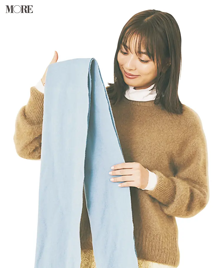シンプルな長方形のストールで小顔に見せる巻き方
