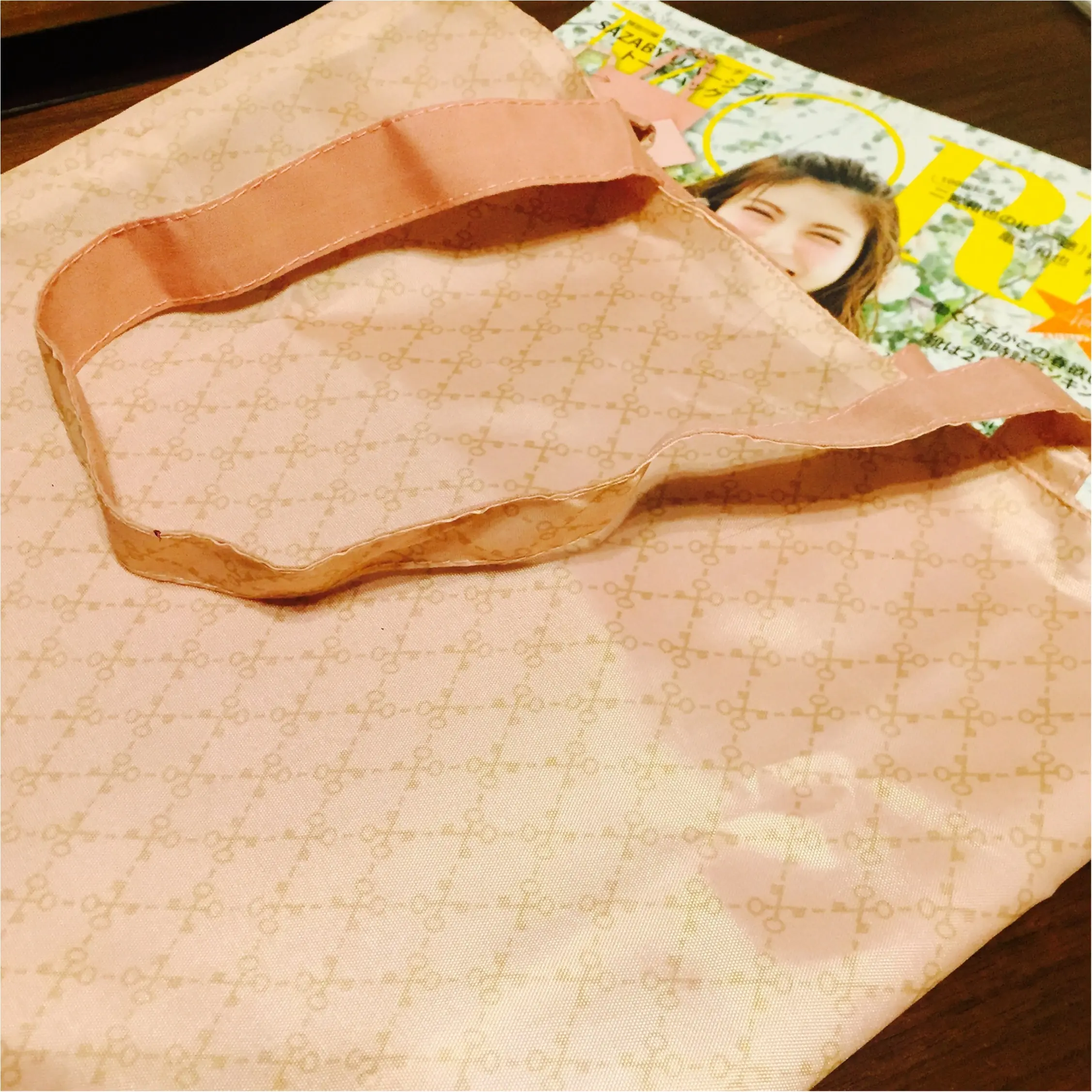 最新号のMOREの付録は超豪華!SAZABYリバーシブルトートバッグでピンクに染まれ♡_2