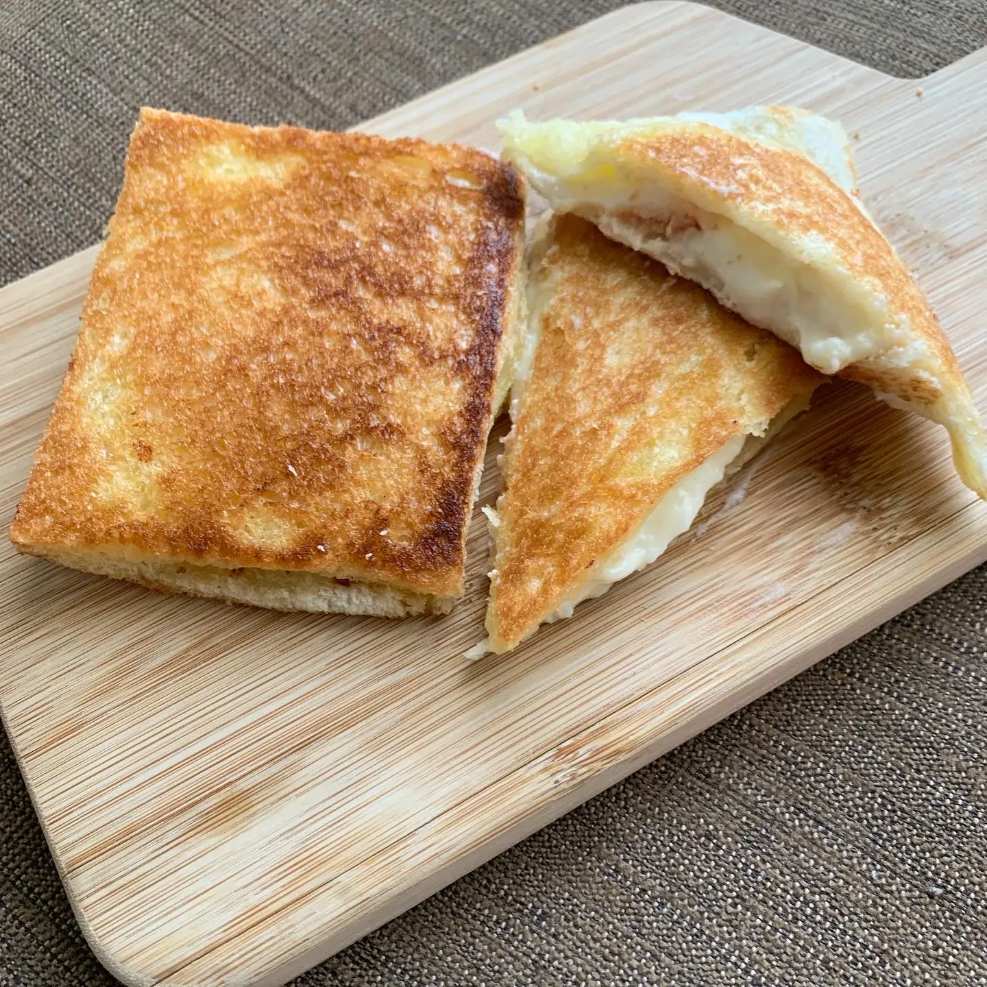ベシャメルソースを挟んで焼いた食パン