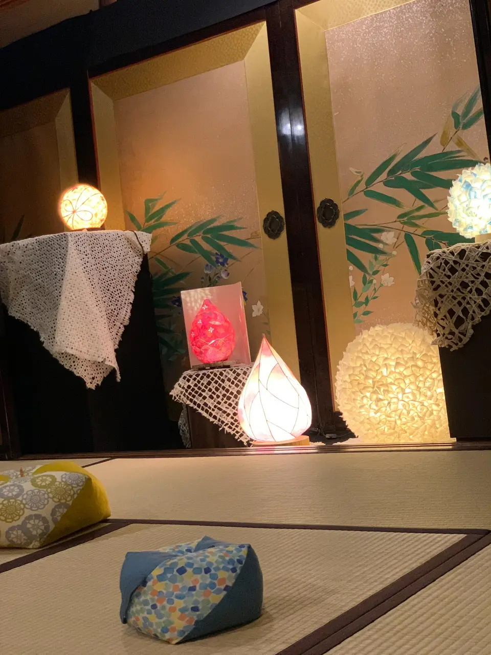 洛中高岡屋のおじゃみ座布団と色とりどりのライト
