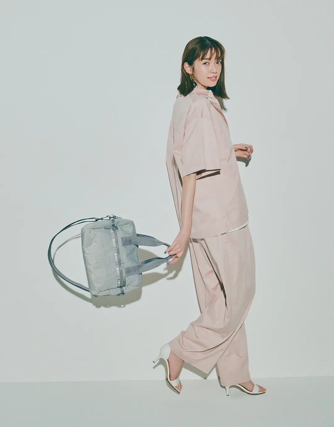 レスポートサックの新作バッグを持った佐藤栞里