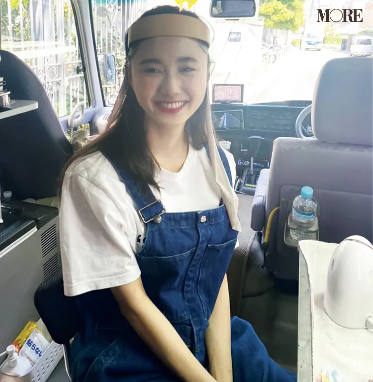MORE7月号鈴木友菜のオフショット。ロケバスの車内でカチューシャをつけた様子