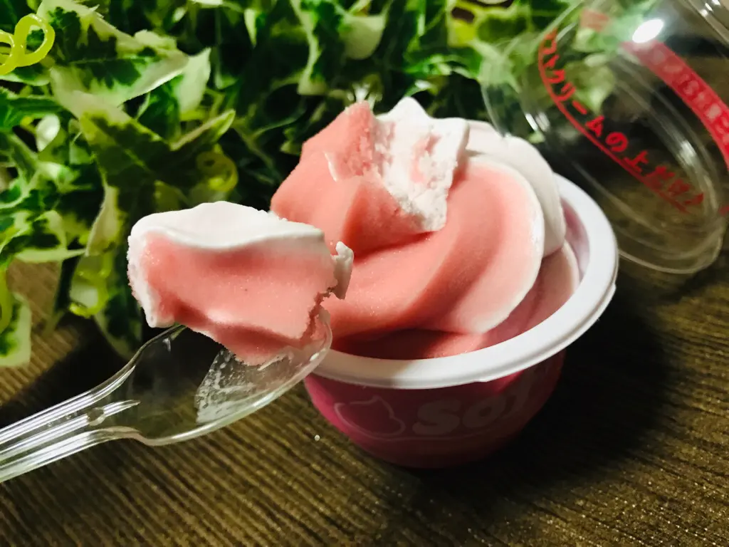 やっぱり春はイチゴ❤︎ソフトクリームの上だけアイス【Sof’(ソフ)】にストロベリー味登場♡_3