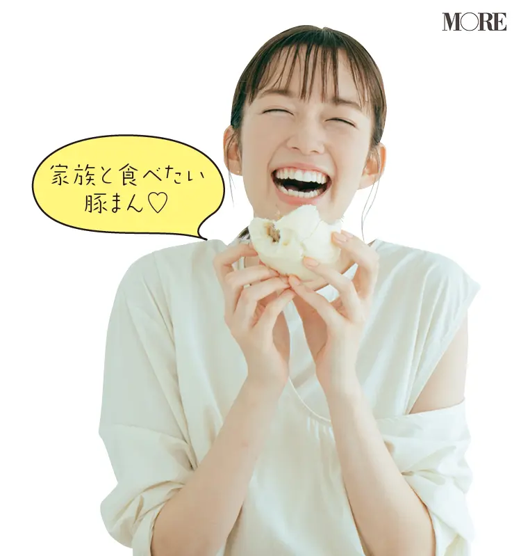佐藤栞里が兵庫県のおすすめお取り寄せグルメ「神戸太平閣」の豚まんを食べている様子