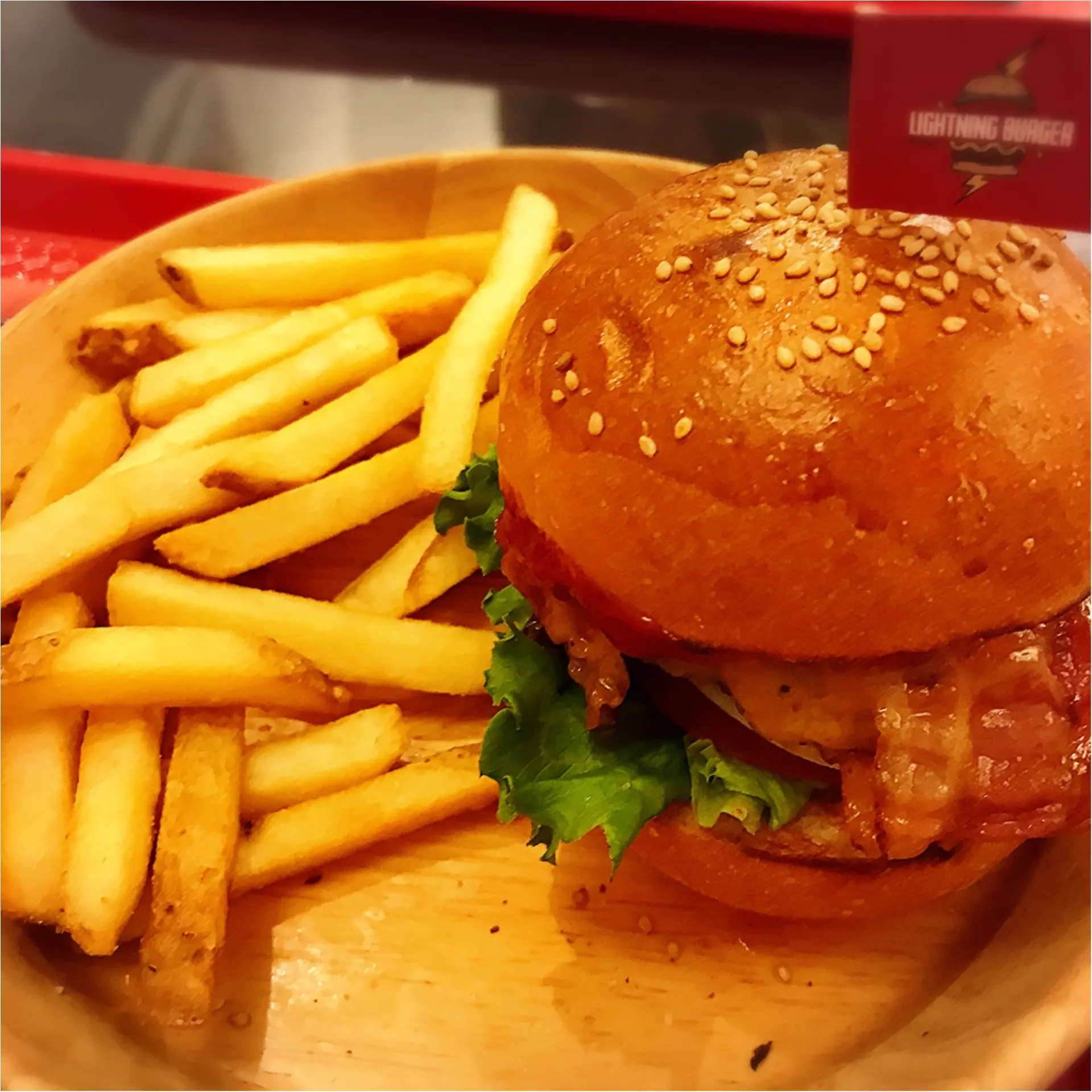 ★イケてるお店のイケてるハンバーガー!まるでテーマパークのフードコートな見た目の『LIGHTNING BURGER』★_6
