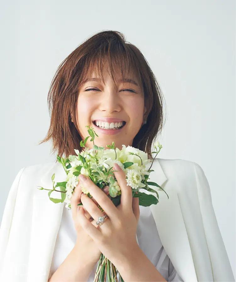 シャネルのウエディングリングをつけた本田翼