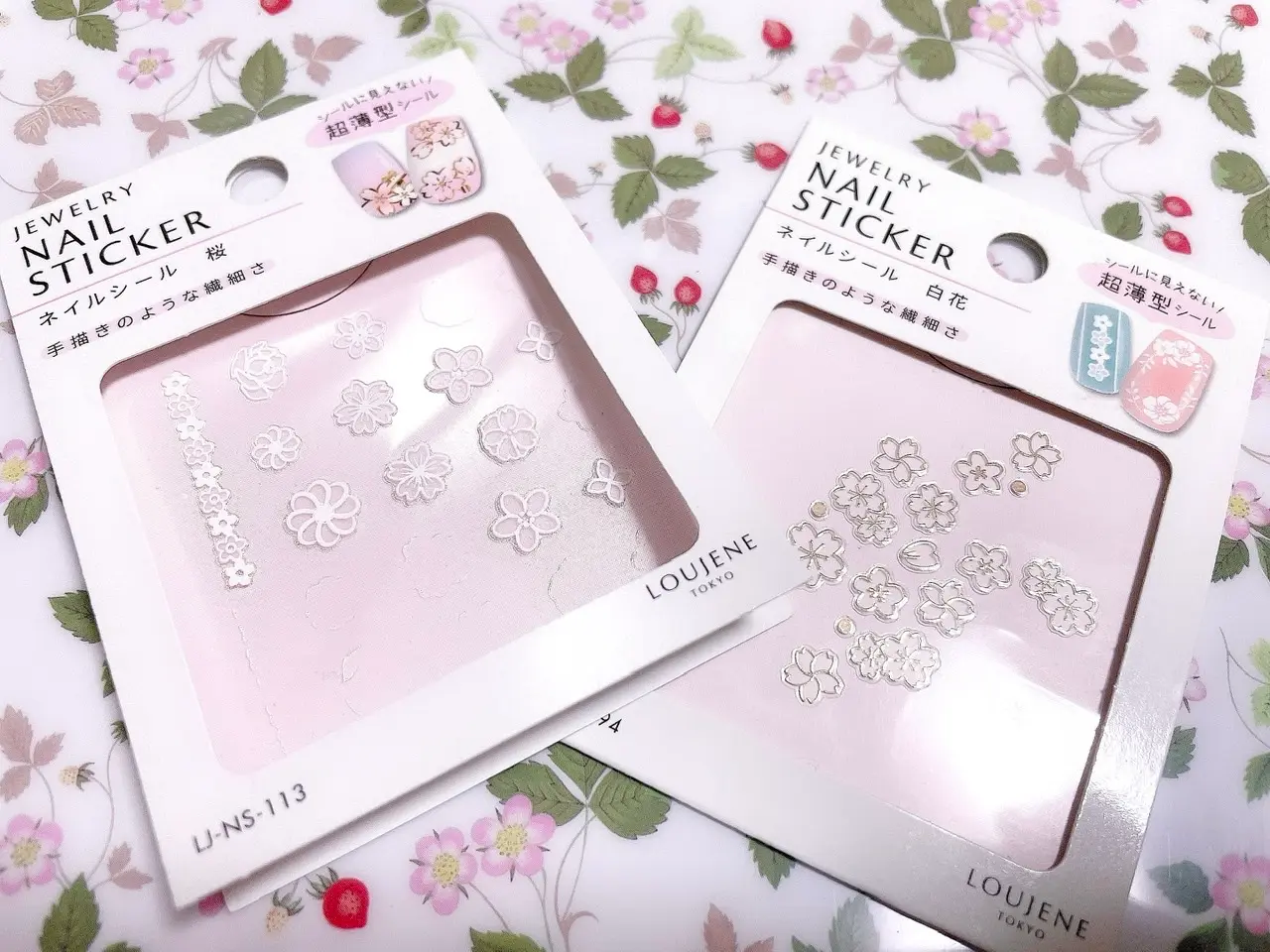 桜柄のネイルシールセット2つ。