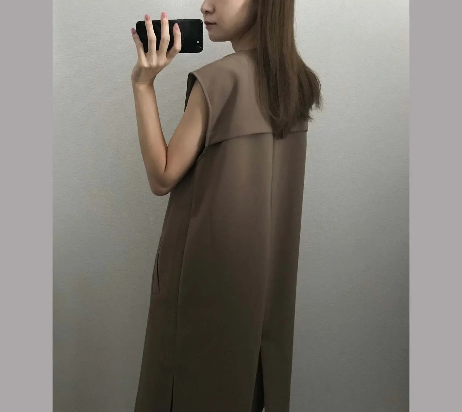 乾ひかり(「自転しながら公転する」をイメージした服を着用)02