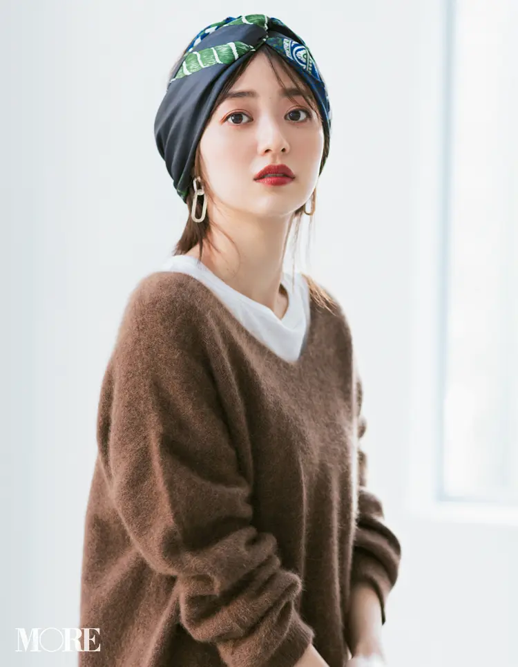 見慣れたニットが「まるで別人」☆ 首もとコーデ次第でクルー&Vネック6変化! 記事Photo Gallery_1_8