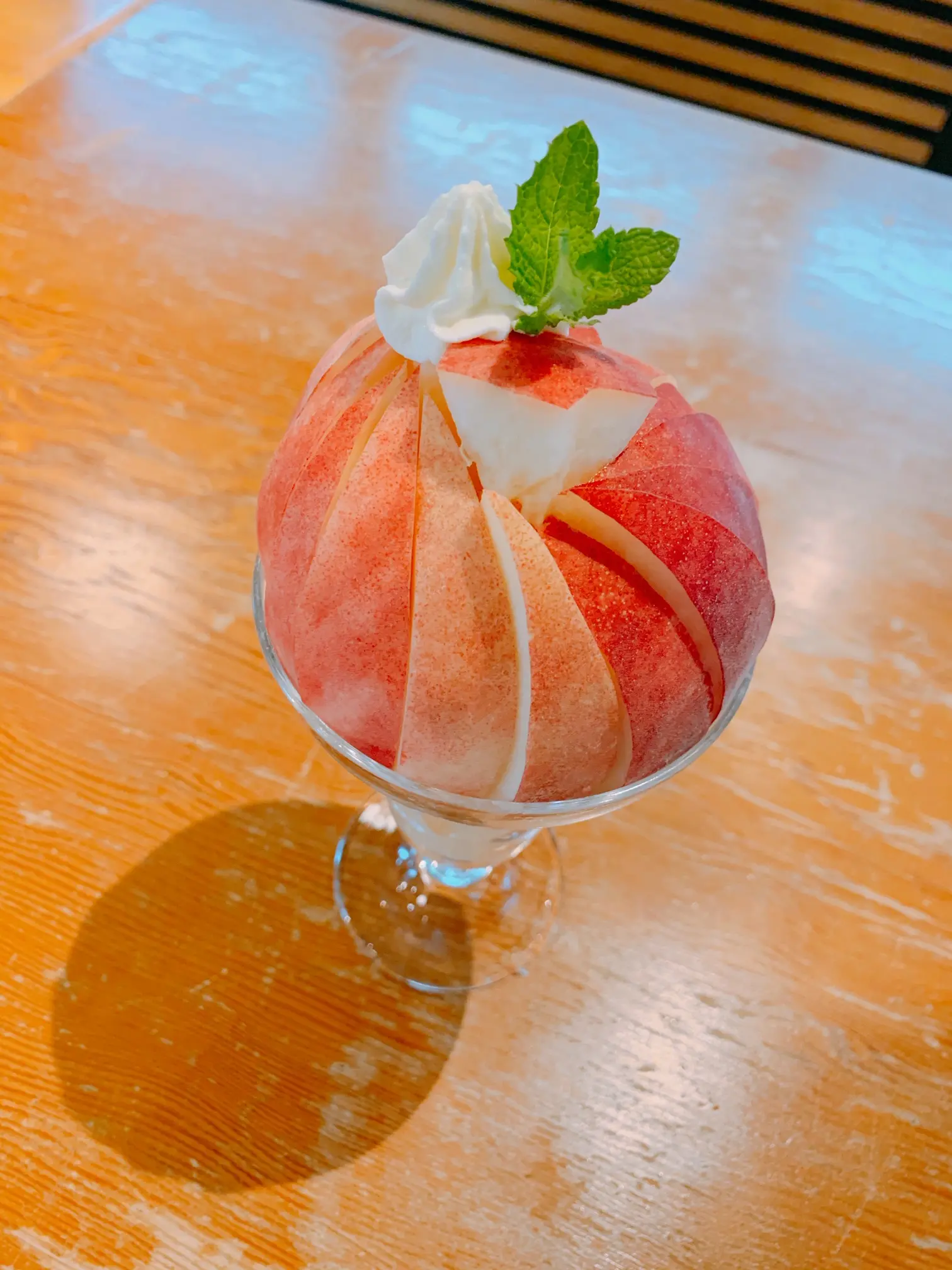 【おすすめカフェ】旬の《桃がまるごと&葡萄がたっぷり》詰まったジューシーなパフェ♡_4