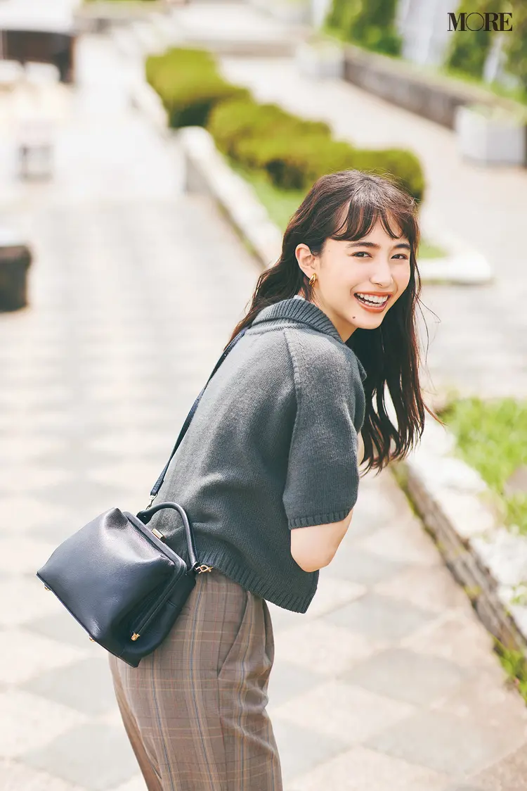ミカデラヴァッレのがま口バッグを持った井桁弘恵