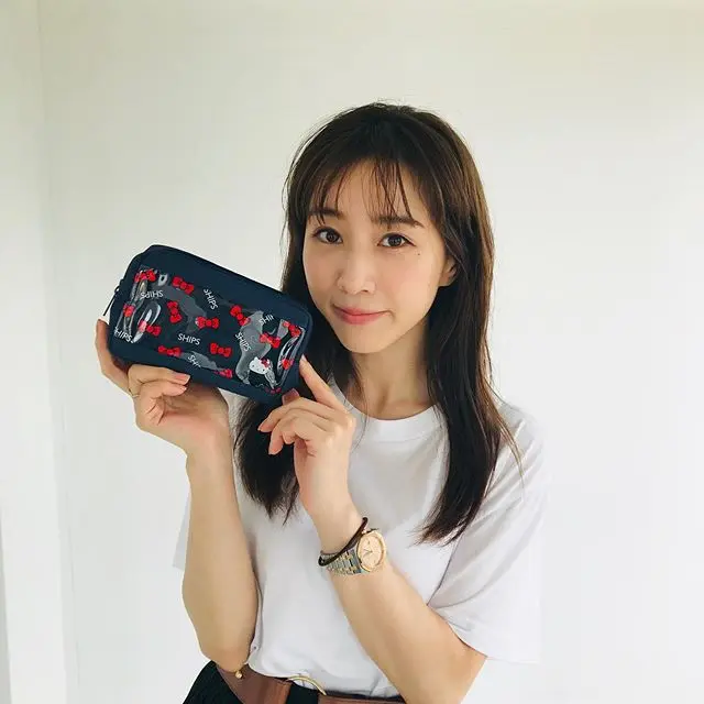 田中みな実さん、MORE9月号付録のポーチを手に癒しのスマイルショット♡【撮影オフショット】_1