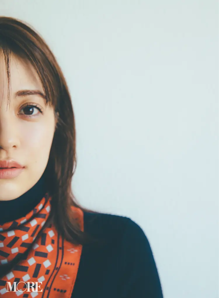 UNIQLOのタートルニットにスカーフのアフガン巻き