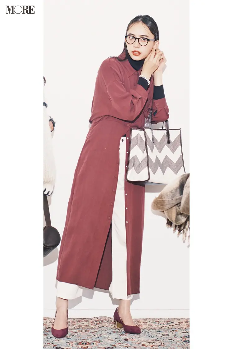 『ZARA』のシャツワンピースと白パンツのコンビネーション