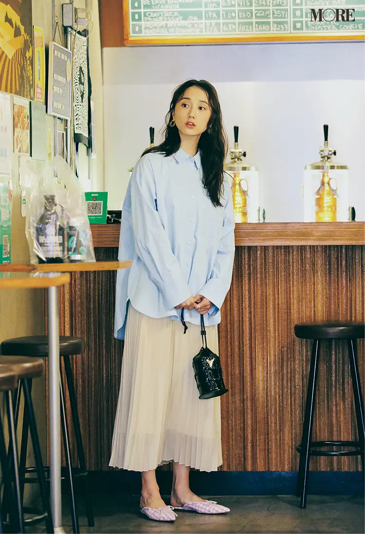 GUの水色シャツとプリーツスカートの鈴木友菜