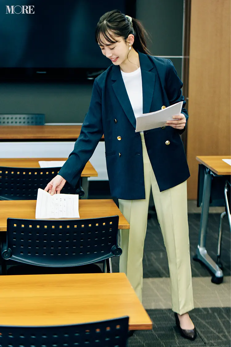 親しみやすさは紺ブレで♬ 井桁弘恵主演『毎日コスパで愛されシンプル』着回し連載5日目_1