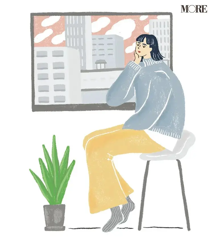窓の外を眺める女性