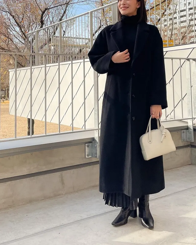 『ジャーナル スタンダード』で新調した黒のロングコートと、『VASIC』の白いバッグ