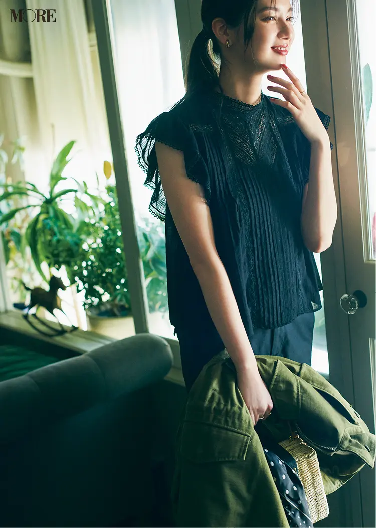 ZARAの黒フリルブラウスを着た新川優愛